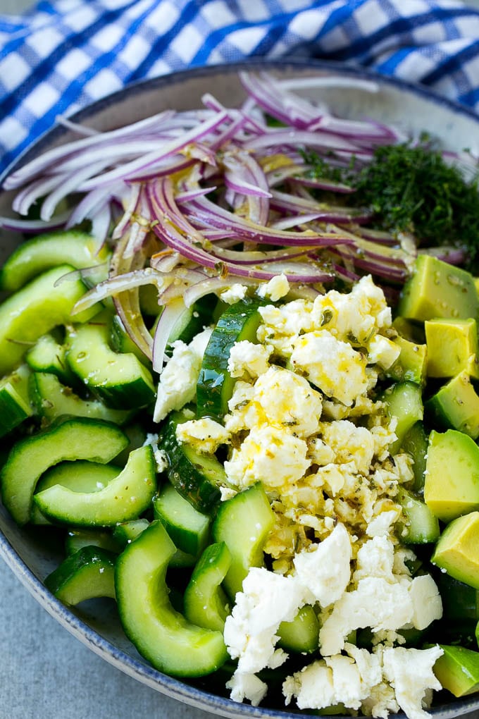 Pepinos, cebolla morada, queso feta, eneldo y aguacate con vinagreta griega.