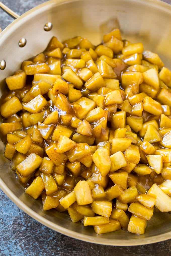 Tarta de manzana casera rellena en una sartén.