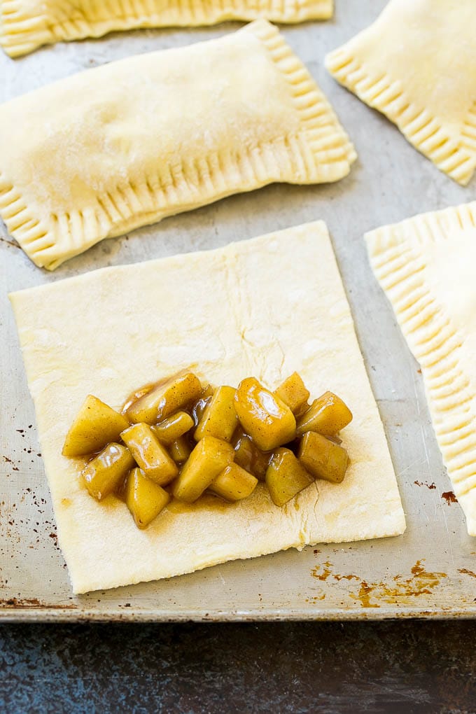 Una hoja de hojaldre cubierta con relleno de tarta de manzana casera.
