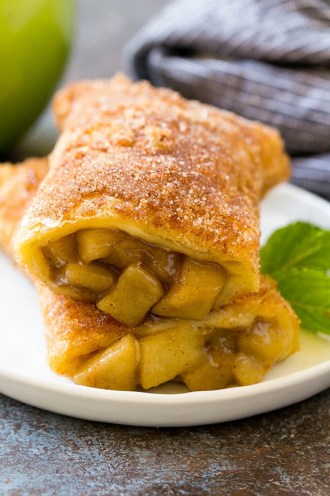 Una sección transversal de un pastel de papas fritas en un plato.