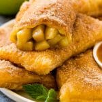Tartas de papas fritas en un plato servidas con salsa de caramelo y cubiertas con azúcar de canela.