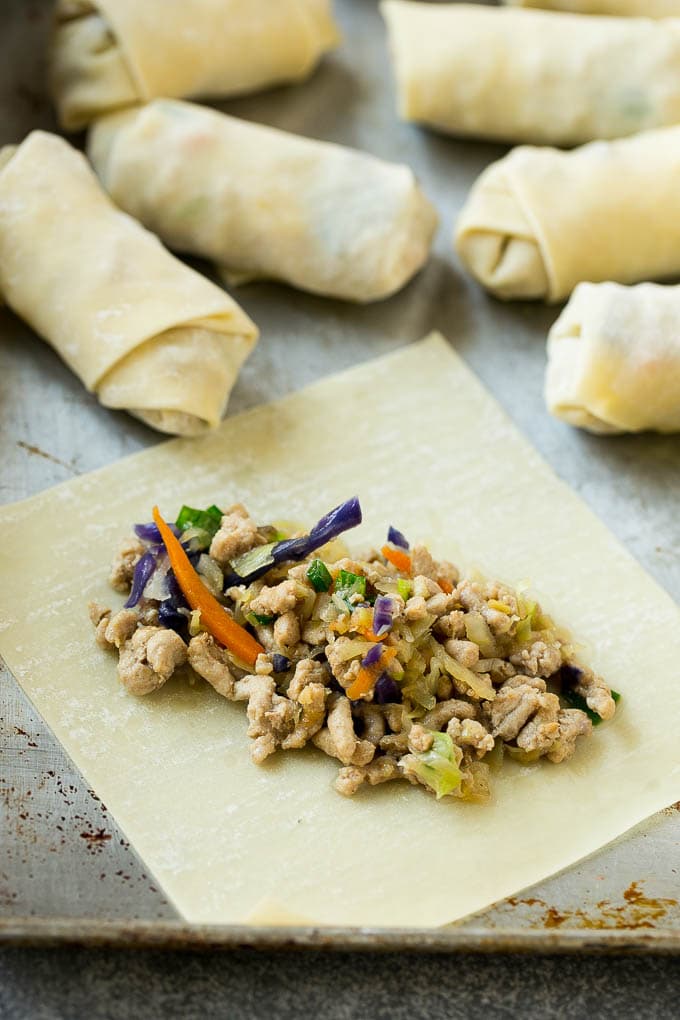Un paquete de rollos de huevo con carne picada de cerdo y verduras.