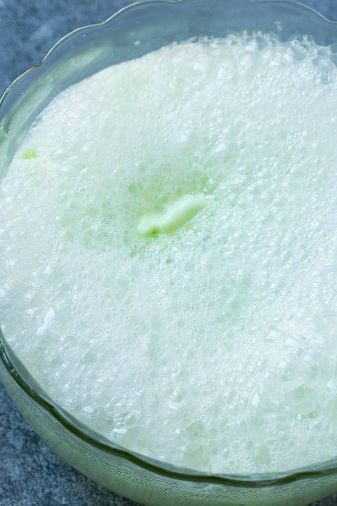 Sorbete de lima mezclado con limón y soda de lima en una ponchera.