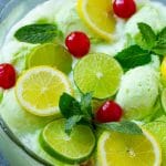 Ponche de sorbete de lima aderezado con cerezas, limones, limas y menta.