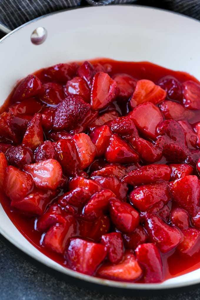 Una olla de salsa de fresas frescas.