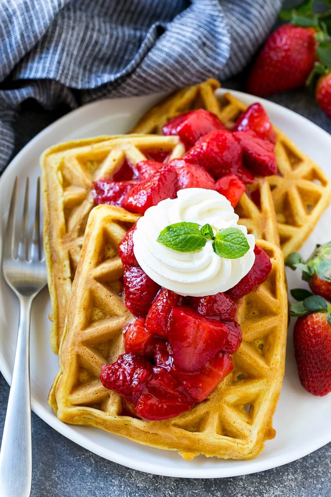 Waffles de fresa cubiertos con salsa casera.