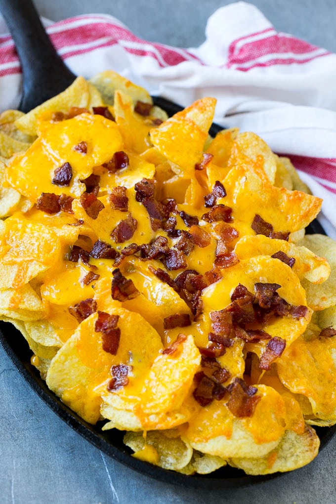 Papas fritas cubiertas de queso derretido y tocino.