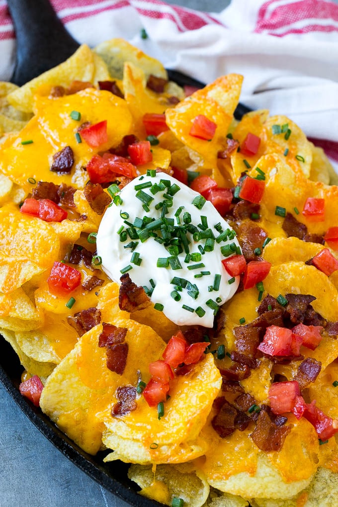 Los nachos irlandeses son papas fritas con queso derretido y una variedad de aderezos.