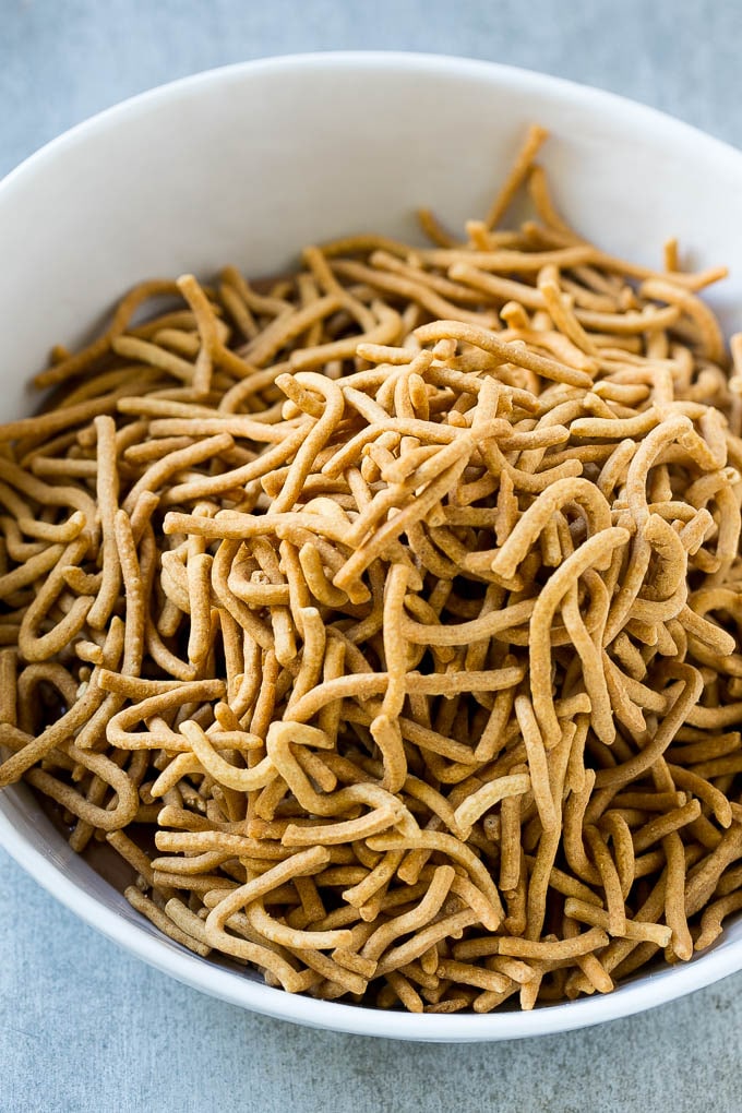 Chow mein fideos en un tazón de chocolate derretido.
