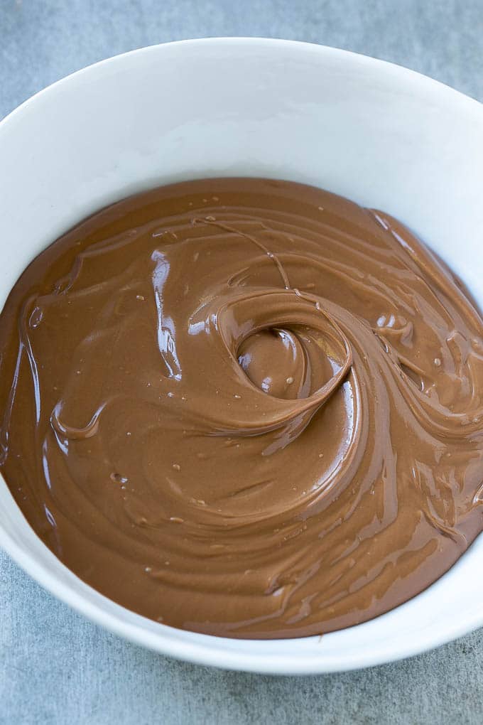 Chocolate derretido en un cuenco de galletas nido de pájaro.