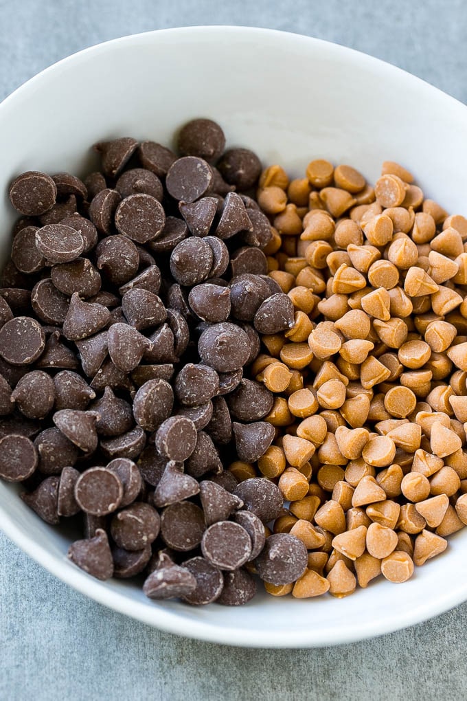 Las gotas de chocolate con leche y las gotas de caramelo forman la base de las galletas de nido de pájaro.
