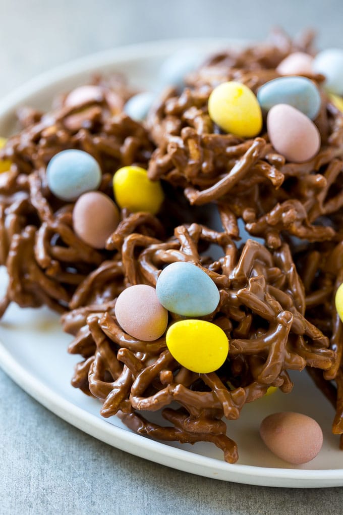 Un plato de galletas de nido de pájaro es un dulce regalo de Pascua.