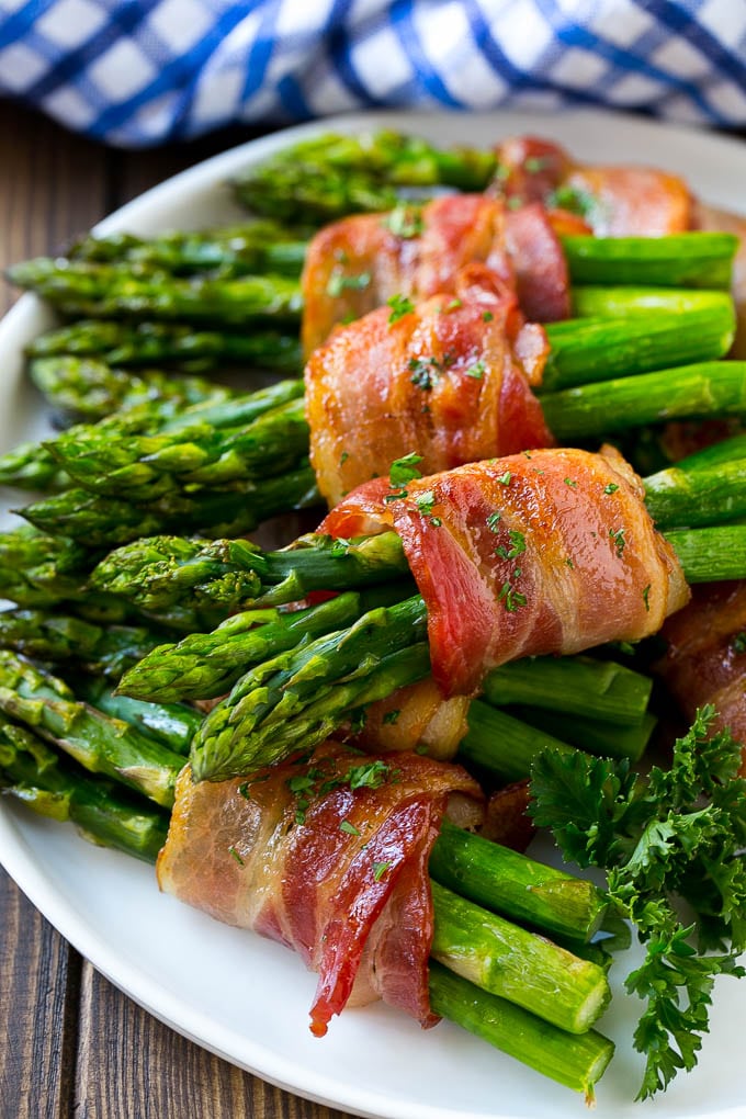 manojos de espárragos y tocino