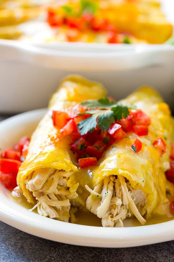 También extraño las enchiladas de pollo verde en un plato, adornadas con tomates y cilantro.