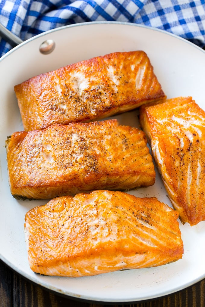 Filetes de salmón cocidos en una sartén.