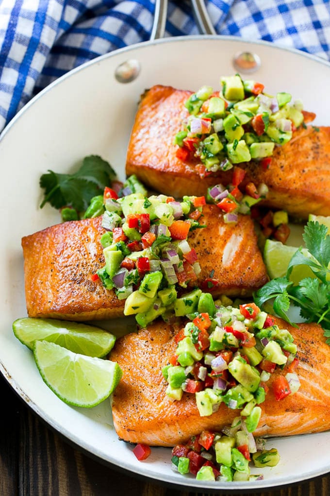 Salmón con salsa de aguacate