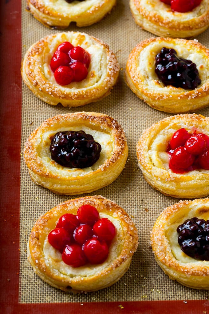 Queso crema danés cubierto con tarta de cerezas y arándanos.