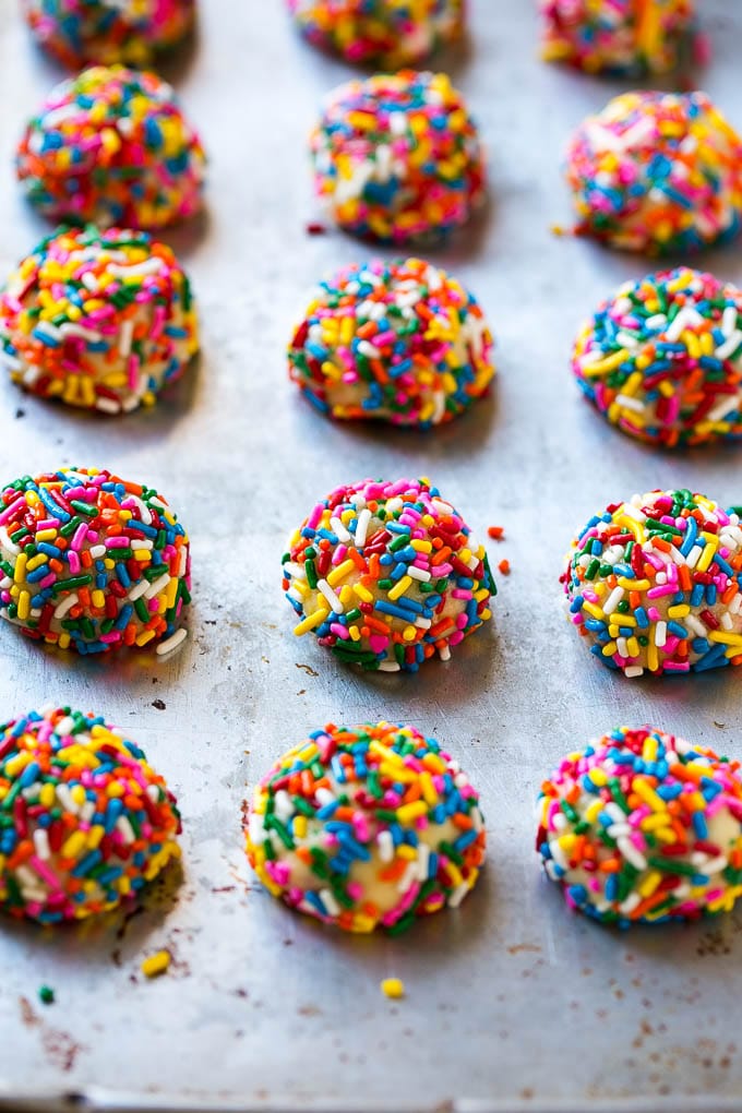 Bolitas de masa de galleta Funfetti cubiertas de granos.