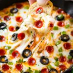 La salsa para pizza se rellena con todas sus coberturas de pizza favoritas, se cocina a la perfección dorada y pegajosa y se sirve con baguettes en rodajas.