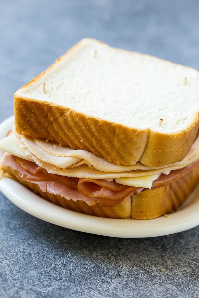 Un sándwich Monte Cristo crudo con pan, jamón, pavo y queso.