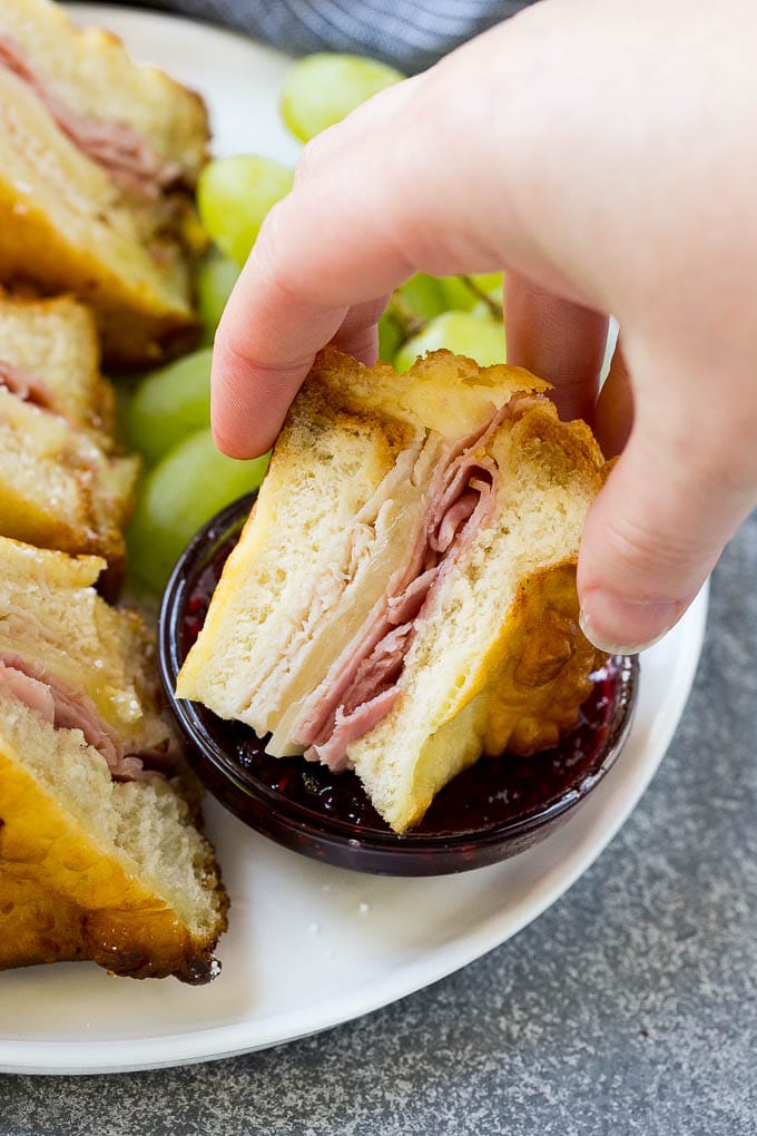 Sándwich Monte Cristo bañado en mermelada de frambuesa.