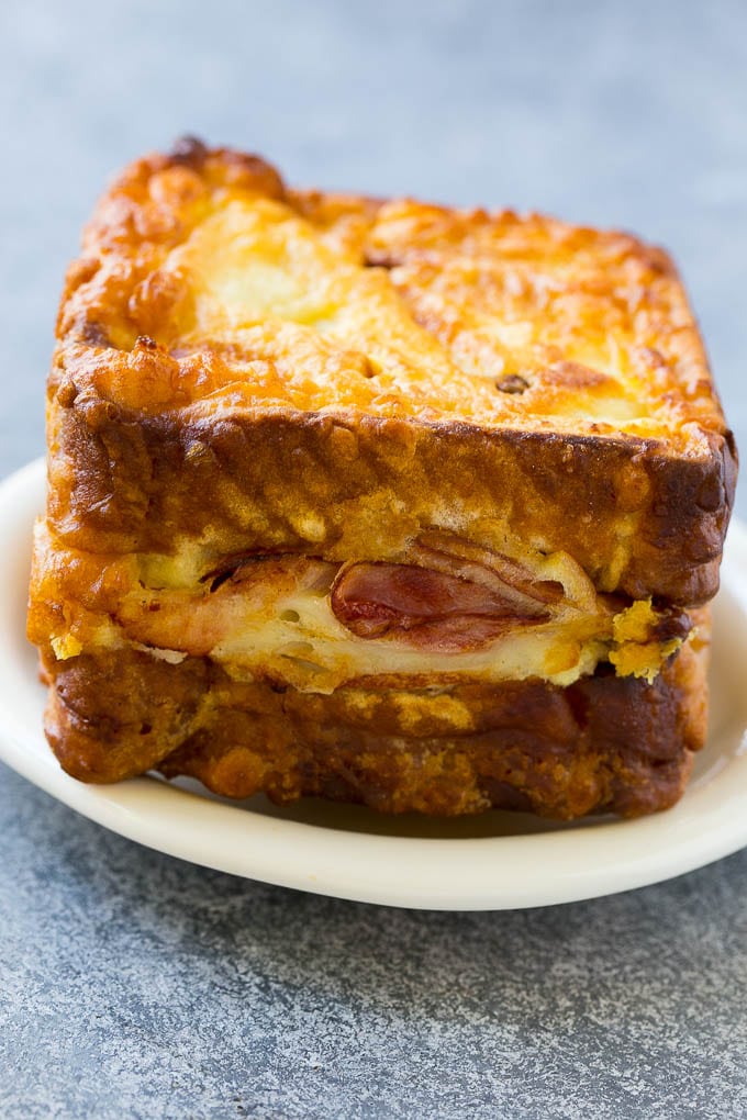 Un sándwich Monte Cristo con capas de pavo, jamón y queso.