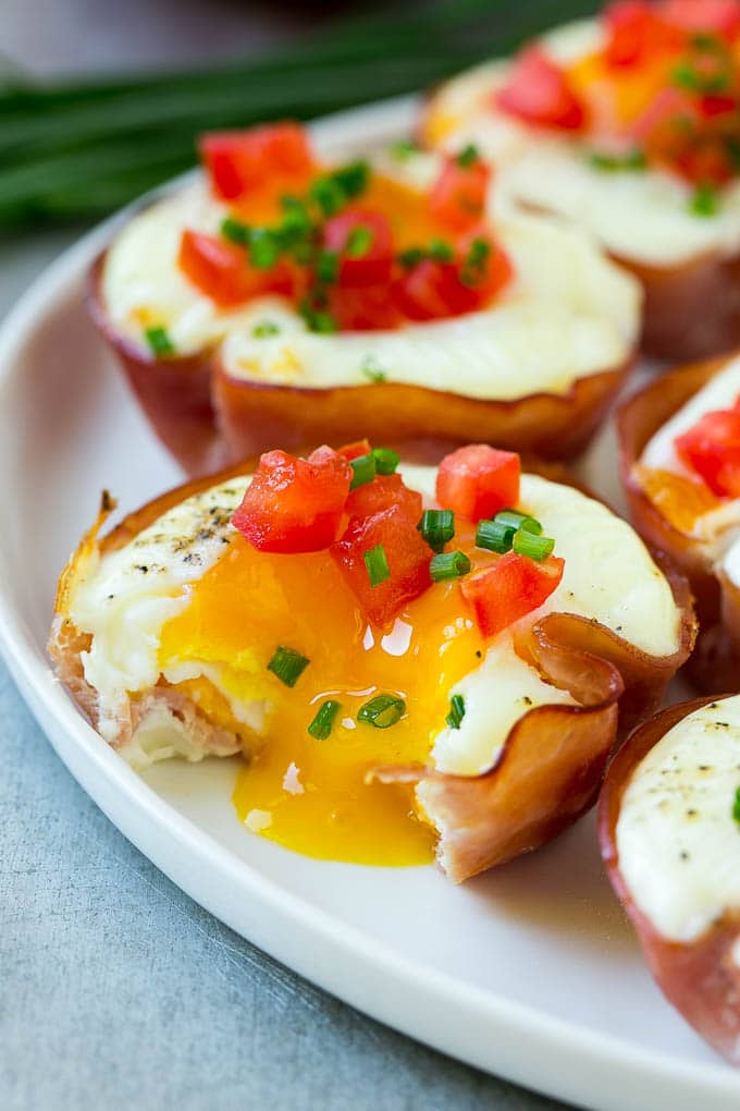 Una huevera y un jamón con yema fluida.