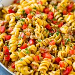 Esta pasta para tacos se carga con carne molida, queso y tomates, luego se cubre con cilantro fresco.