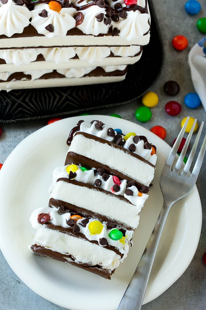 Una rebanada de pastel de sándwich de helado.