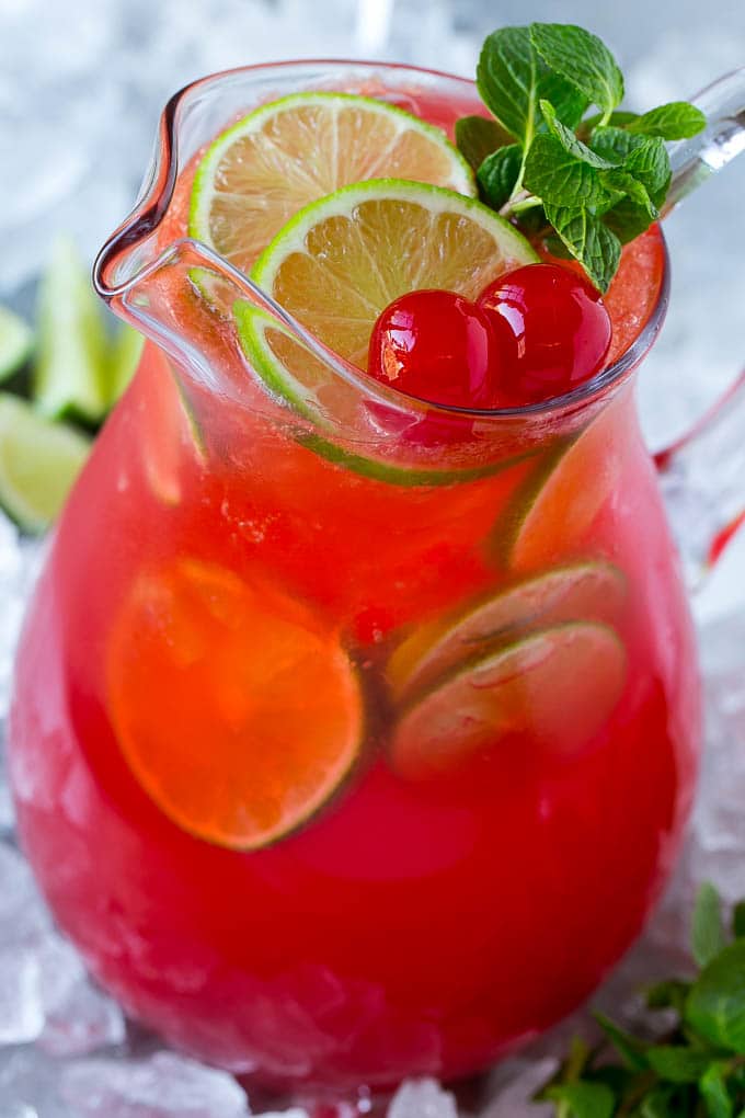 Receta Cherry Limeade | Sonic Cherry Limeade | Limeade #limeade #drink #cherry #lime #Cazuelas onlinereceta Una jarra de limonada de cereza con rodajas de lima, cerezas al marrasquino y ramitas de menta.