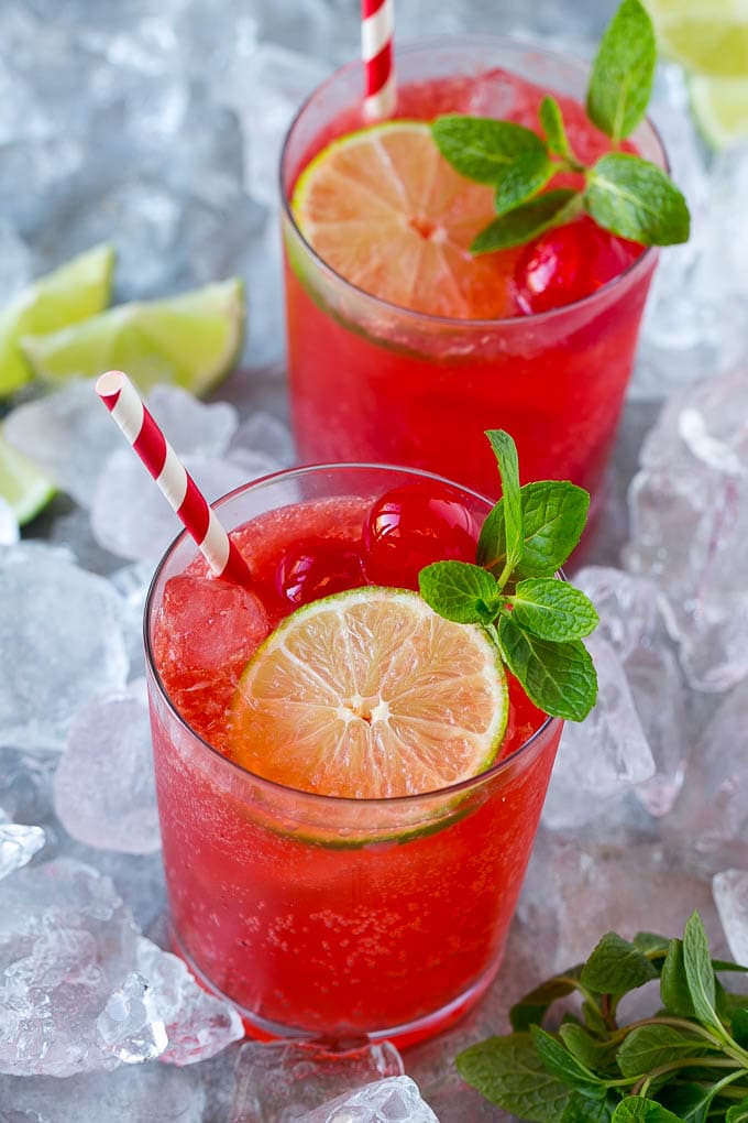 Receta Cherry Limeade | Sonic Cherry Limeade | Limeade #limeade #drink #cherry #lime #Cazuelas onlinereceta Tazas de lima y cereza adornadas con menta, lima y cerezas.