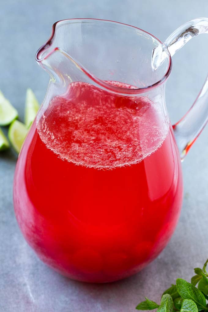 Receta Cherry Limeade | Sonic Cherry Limeade | Limeade #limeade #drink #cherry #lime #Cazuelas onlinereceta Refresco, cerezas, jugo de cereza y limonada en una jarra.