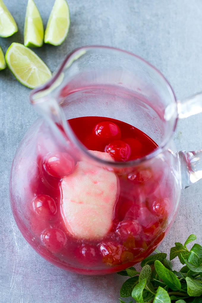 Receta Cherry Limeade | Sonic Cherry Limeade | Limeade #limeade #drink #cherry #lime #Cazuelas onlinereceta Concentrado y jugo de lima y cereza marrasquino en una jarra.