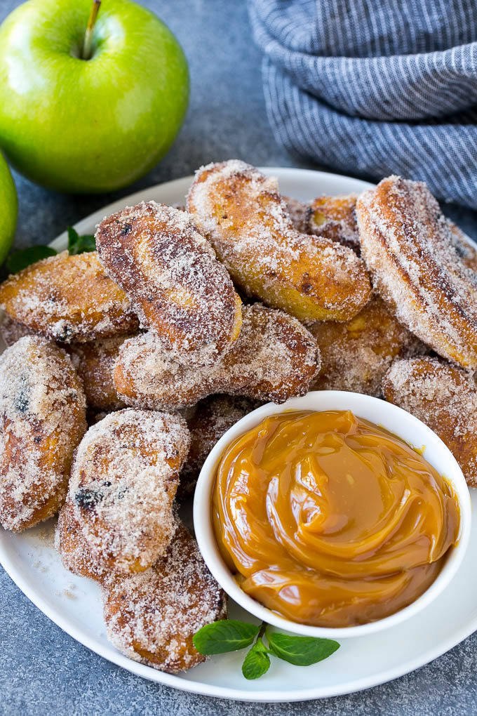 Un manojo de patatas fritas con azúcar de manzana y canela con salsa de caramelo.