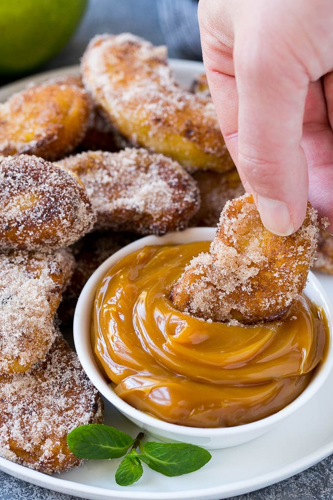 Patatas fritas de manzana bañadas en salsa de caramelo.