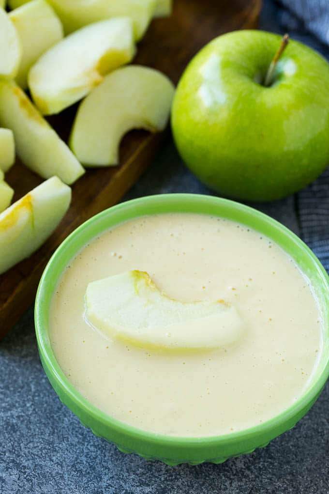 Una rodaja de manzana cubierta con masa.