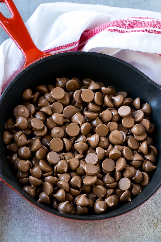 Una cacerola de chispas de chocolate con leche.