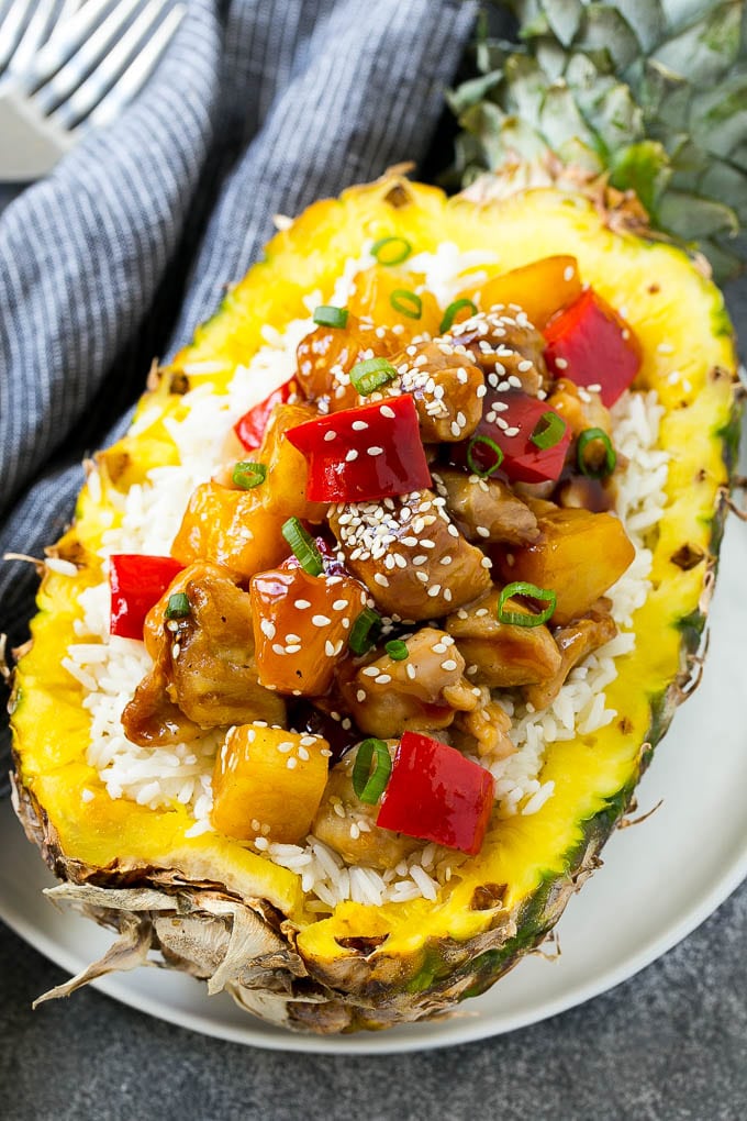 Pollo con piña | Pollo hawaiano | Pollo salteado # Piña # Pollo # Cena # Salteado #dinneratthezoo Pollo salteado con piña sobre arroz servido en media piña.