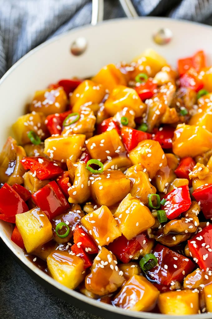 Pollo con piña | Pollo hawaiano | Pollo salteado # Piña # Pollo # Cena # Salteado #dinneratthezoo Una cacerola de pollo a la piña con trozos de pollo, piña y pimientos.