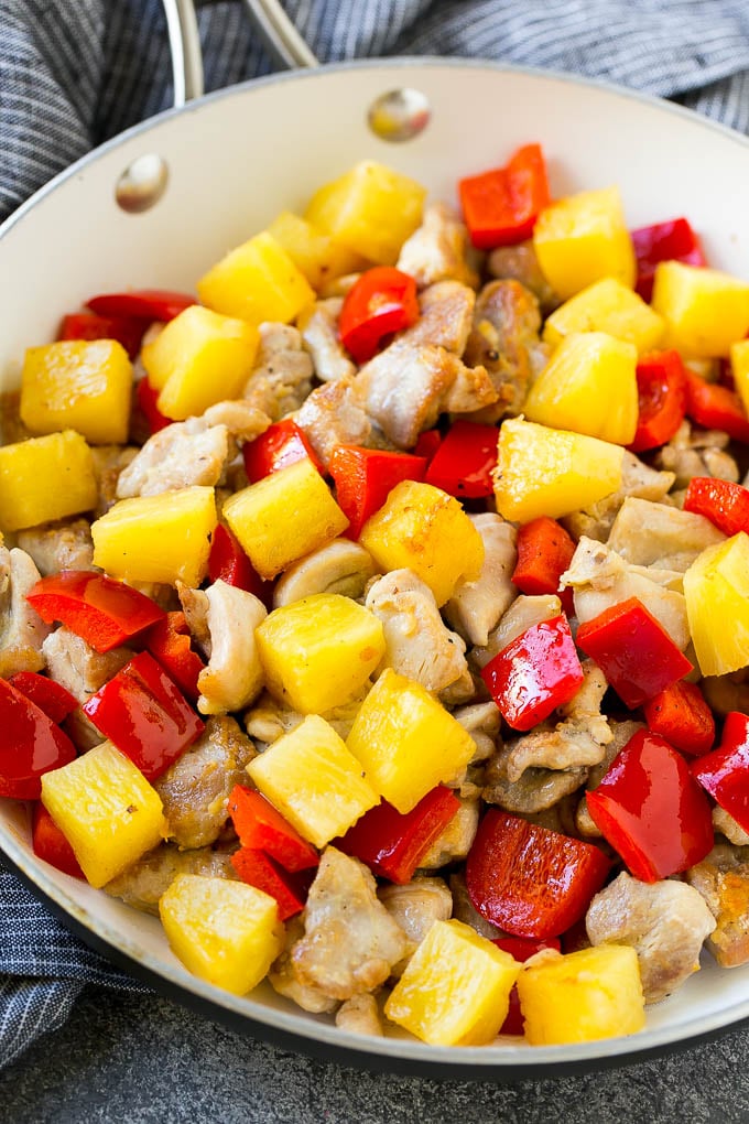 Pollo con piña | Pollo hawaiano | Pollo salteado # Piña # Pollo # Cena # Salteado #dinneratthezoo Una sartén de pollo cocido, piña y pimientos rojos.
