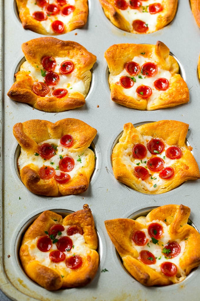 La pizza muerde un molde para muffins.