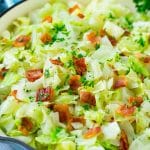 Repollo frito con tocino, cebolla y perejil.