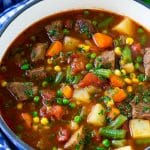 Sopa de verduras de ternera a base de trozos de ternera, zanahorias, patatas, judías verdes, maíz y guisantes.
