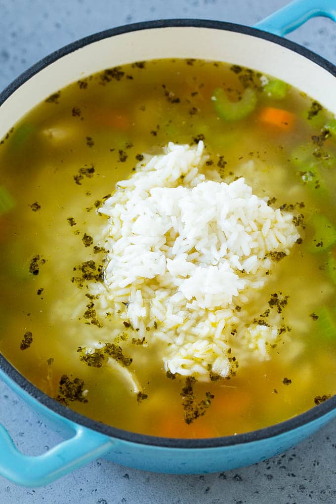 Sopa de pollo con arroz mixto.