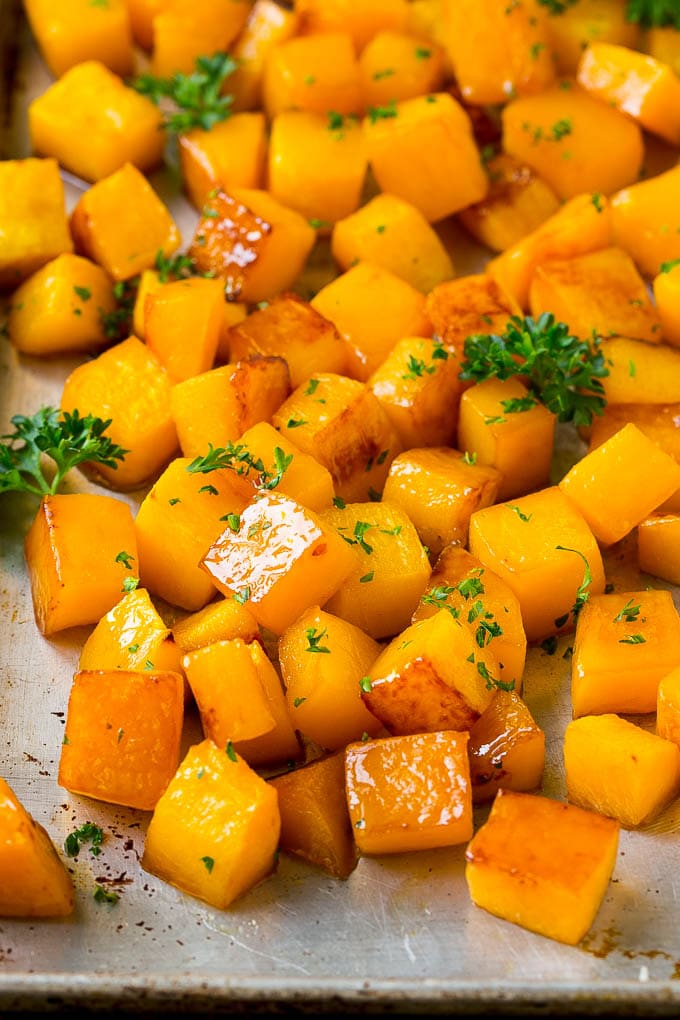 Calabaza asada con azúcar morena y sirope de arce, aderezada con perejil picado.