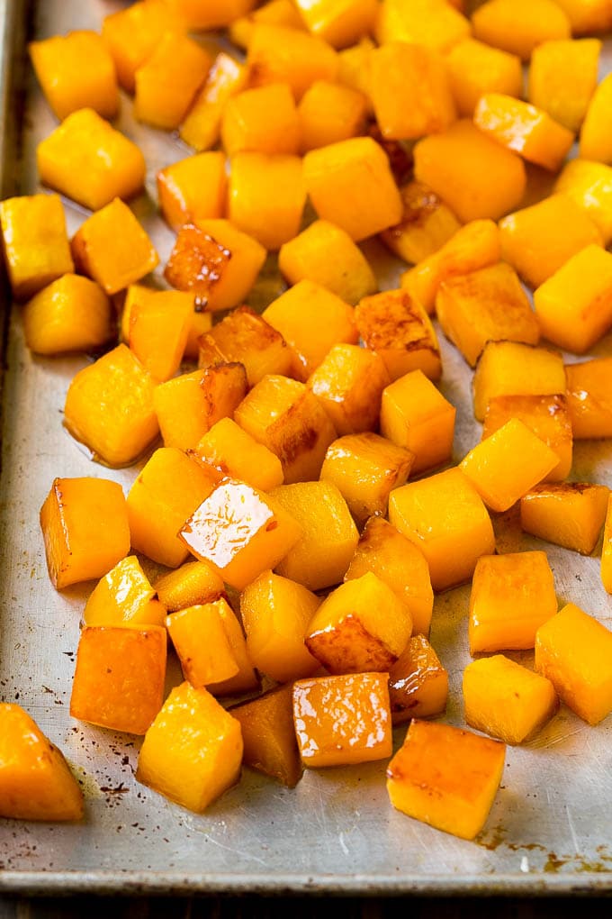 Calabaza caramelizada cocida en una bandeja para hornear.