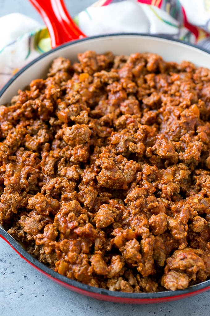 Carne molida mexicana sazonada en una sartén.