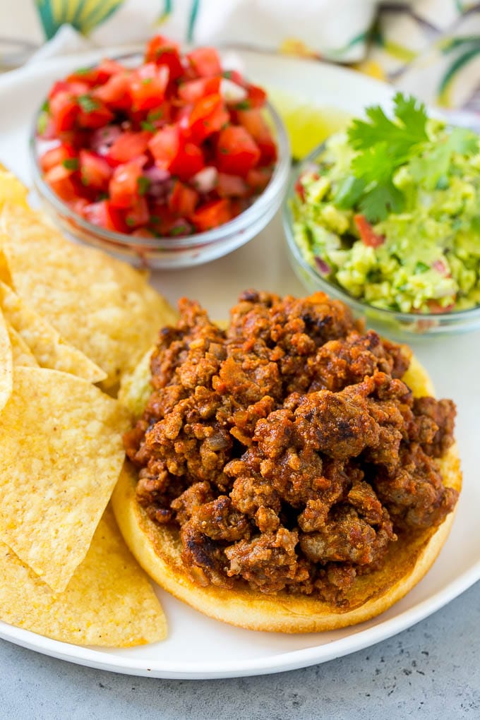 Carne descuidada de Joe en un pan de hamburguesa.