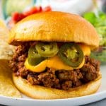Nacho sloppy joes con carne molida, salsa de queso y jalapeños.