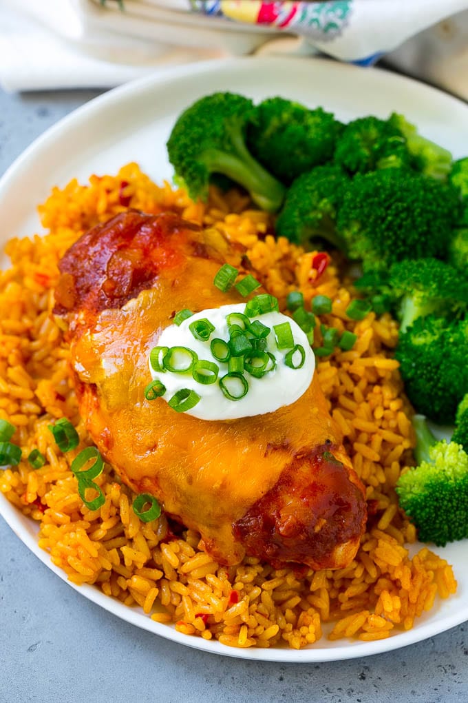 Salsa de pollo servida sobre arroz mexicano con brócoli.